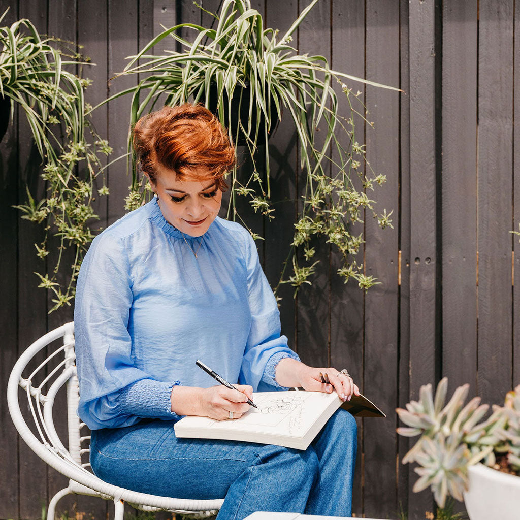 Madeleine sketching in garden - Madeleine McKinlay Art